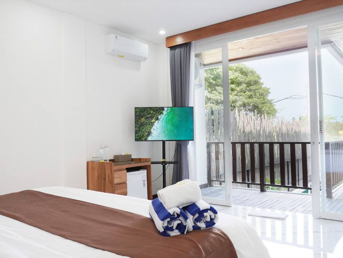 Deluxe Room Balcony with View (4)