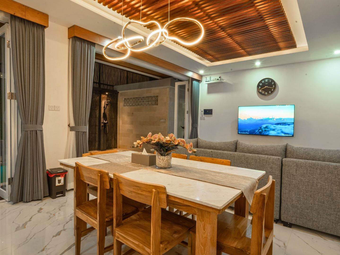 Full Kitchen and Dining Area (2)