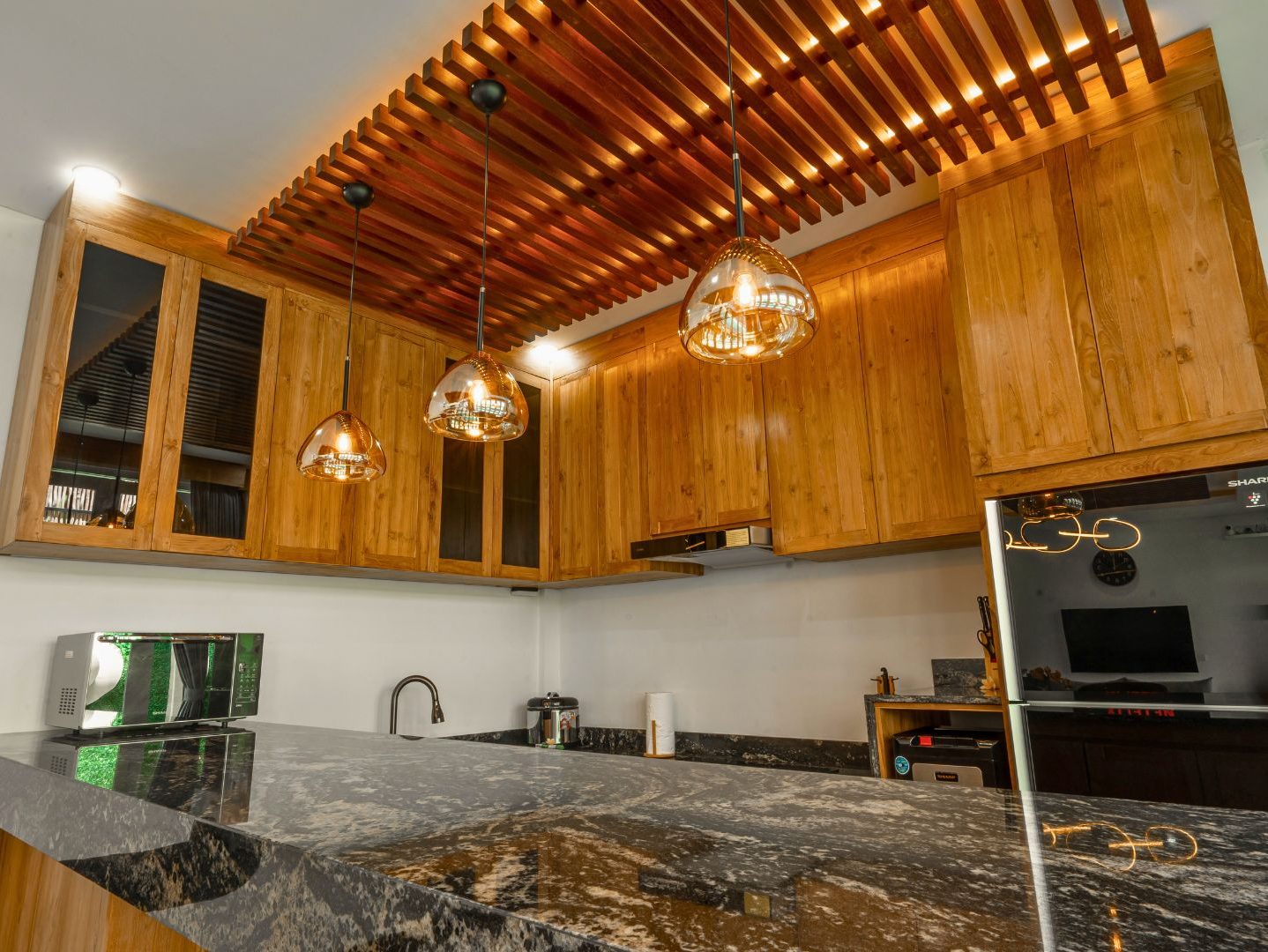Full Kitchen and Dining Area (3)
