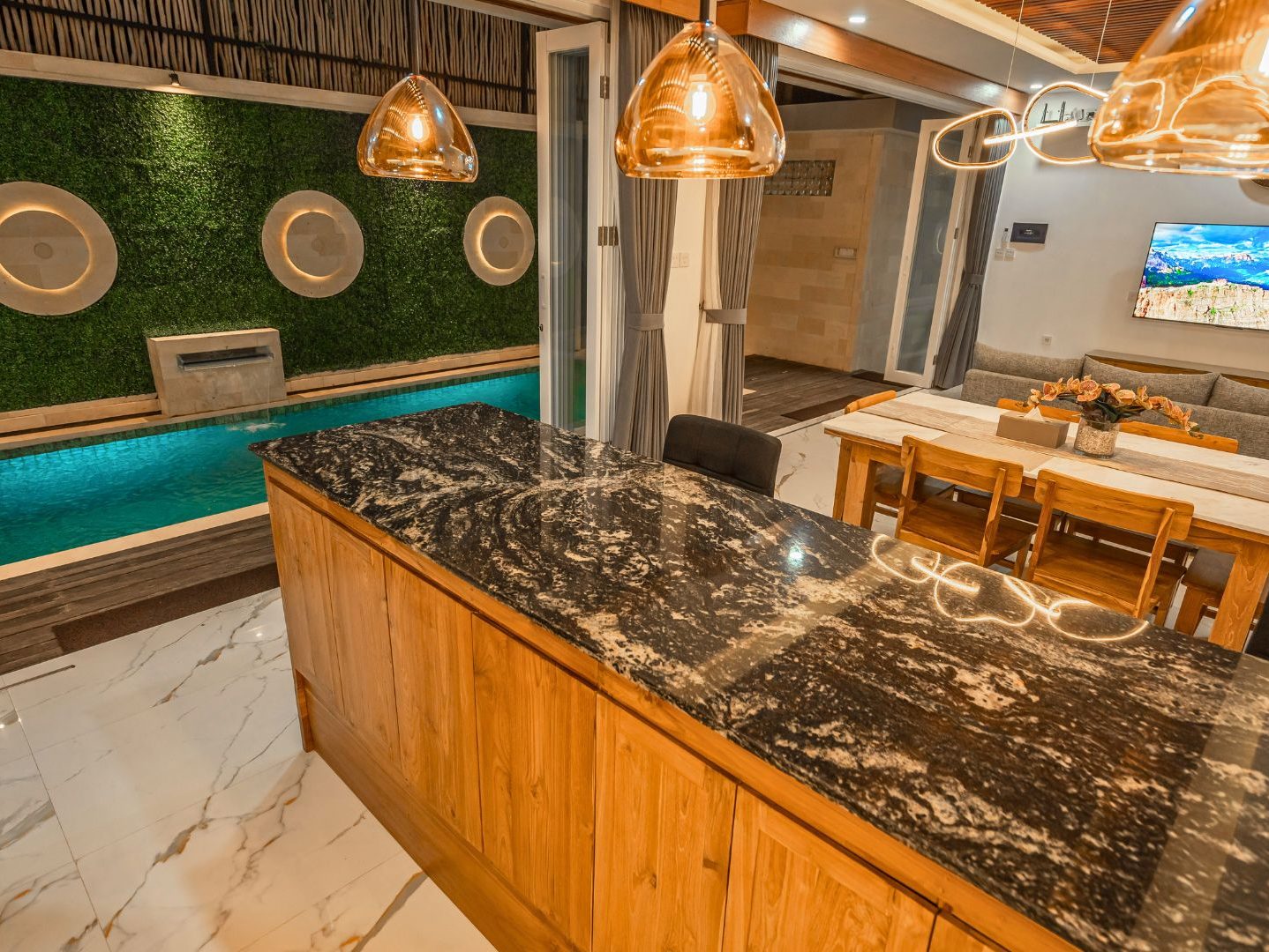 Full Kitchen and Dining Area (6)